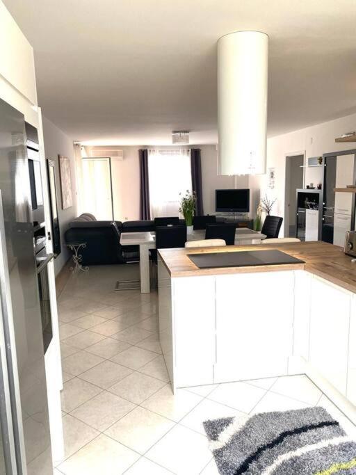 Lovely 3 Bedroom Apartment In Quiet Area W/ Pool プーラ エクステリア 写真